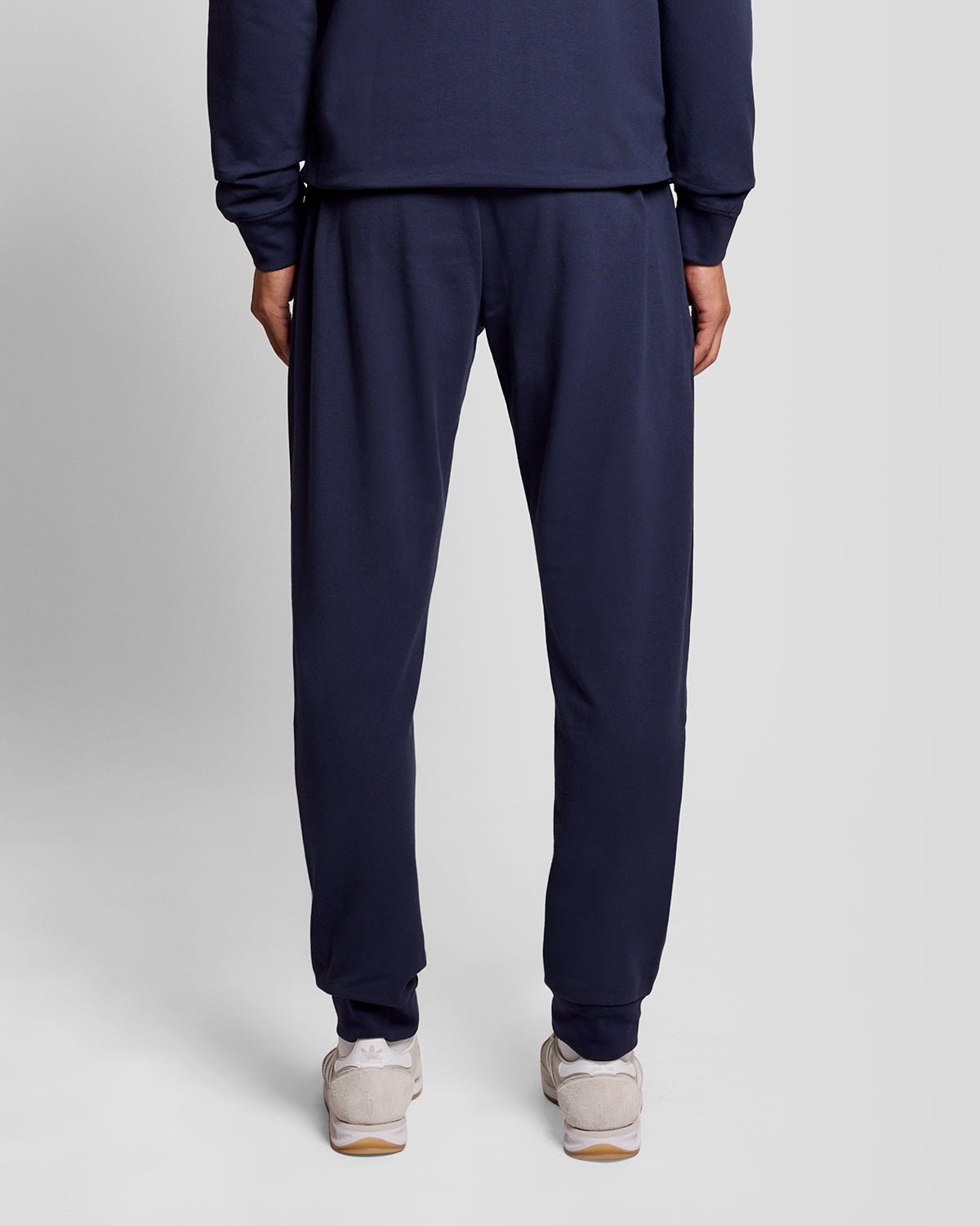 Uomo con pantaloni da jogging da salotto leggeri in blu navy
