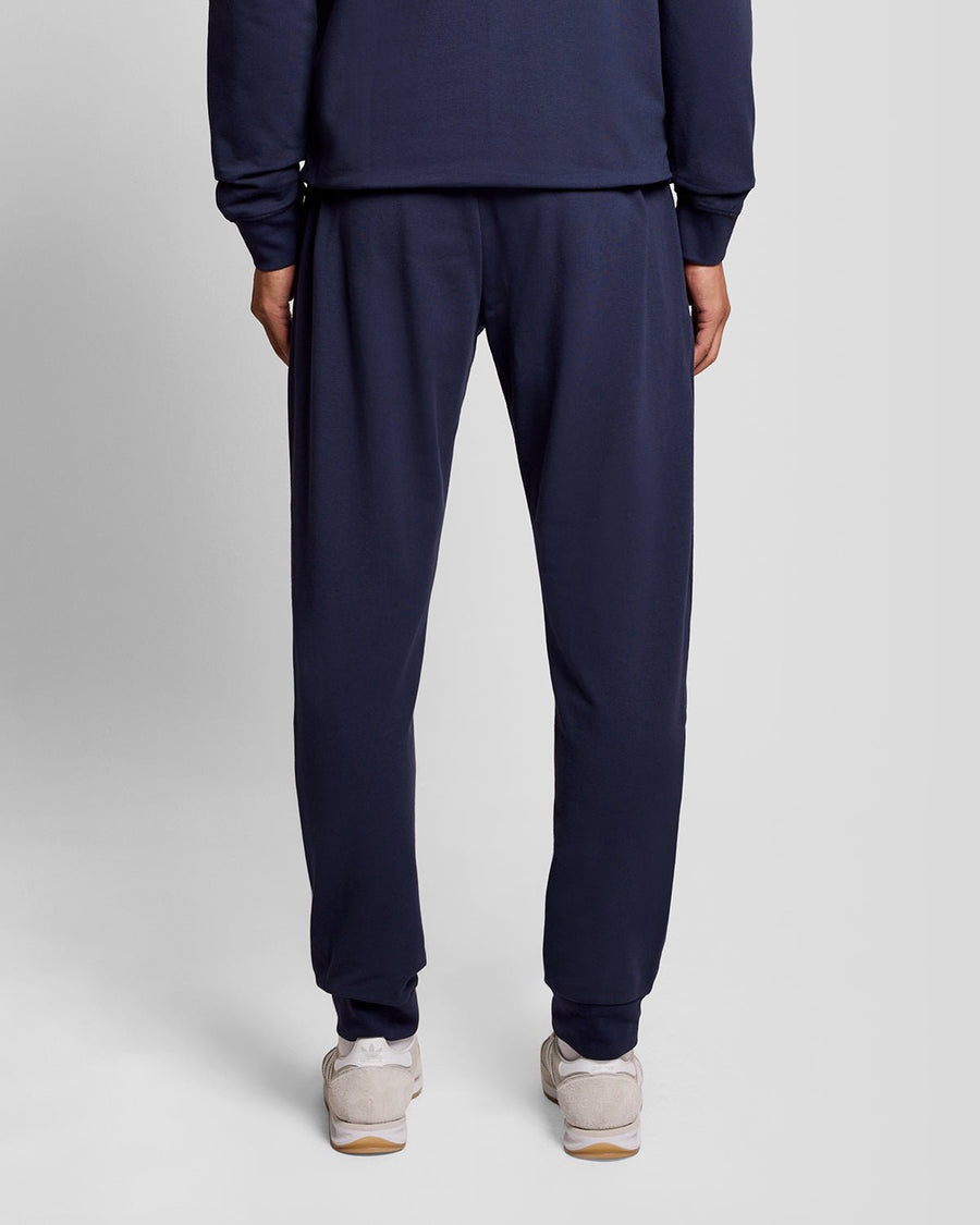 Uomo con pantaloni da jogging da salotto leggeri in blu navy