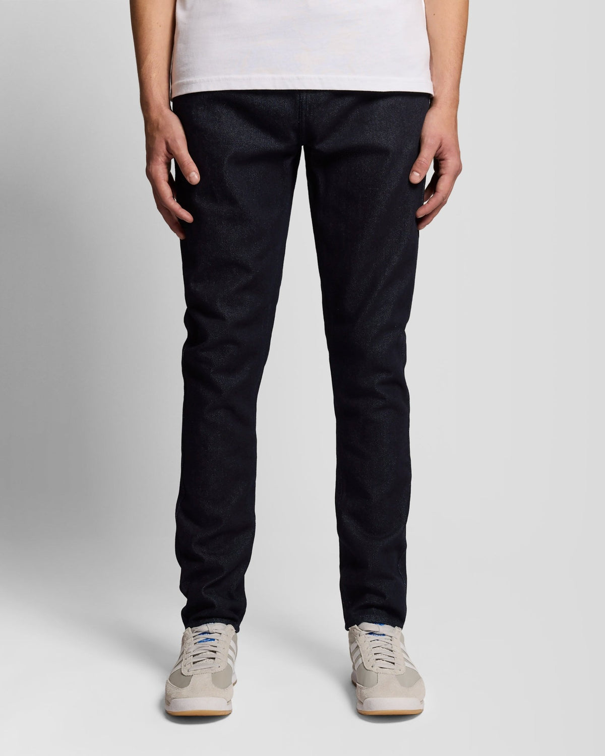 Homme portant un jean slim ajusté couleur indigo foncé