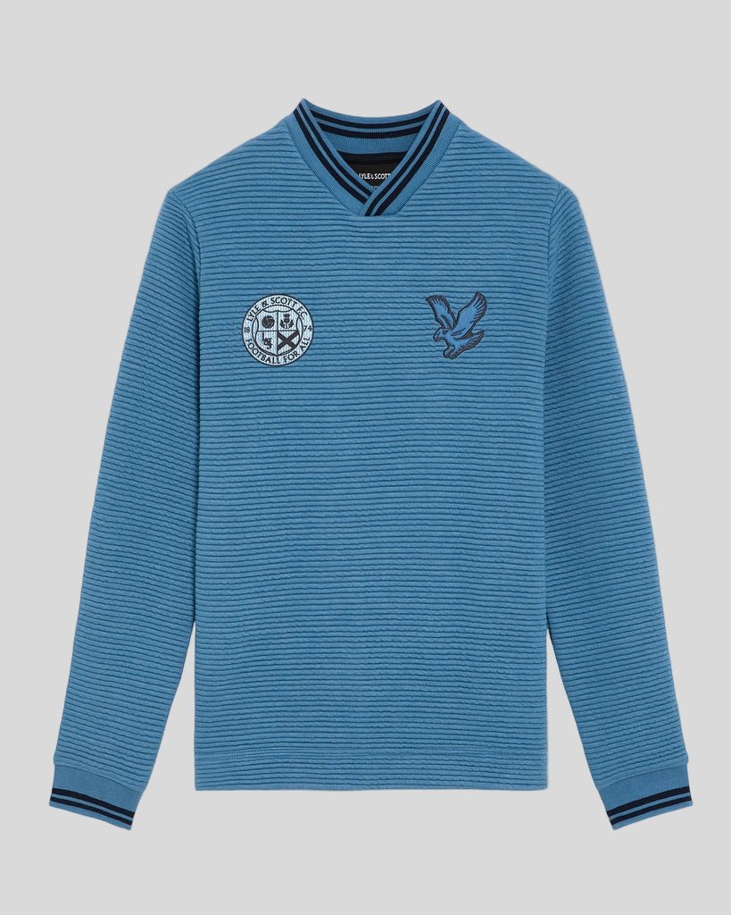Un garçon porte un sweat-shirt de football noir de jais
