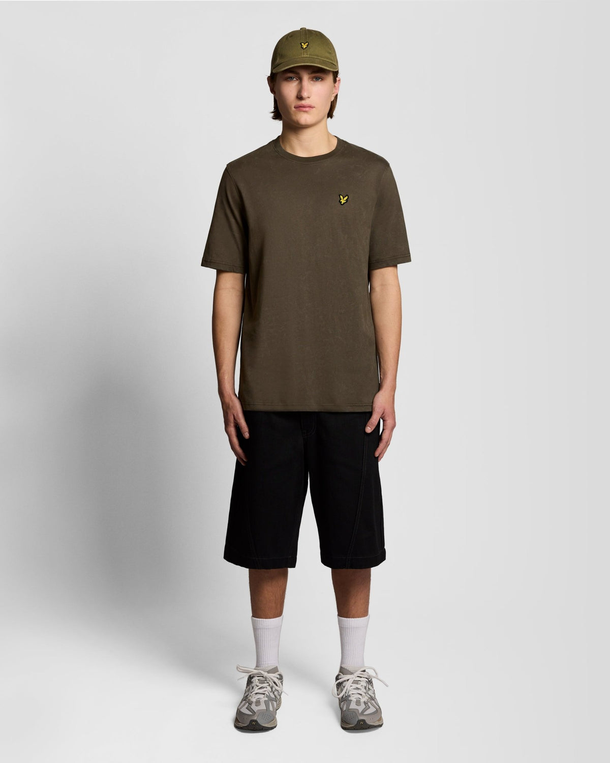 Homme portant un t-shirt en coton délavé foncé, couleur noir doux