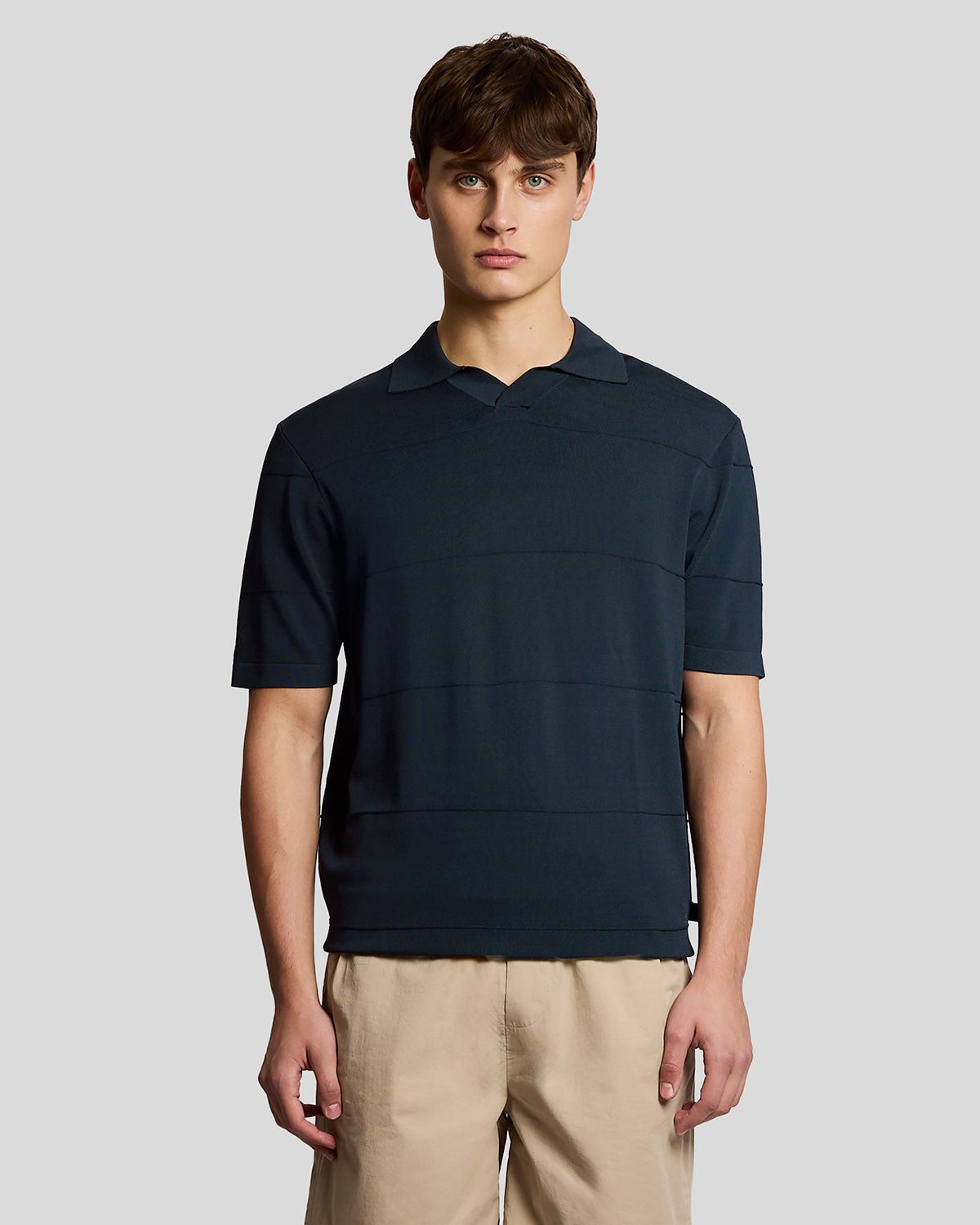 Polo à col ouvert en maille fine, couleur carbone