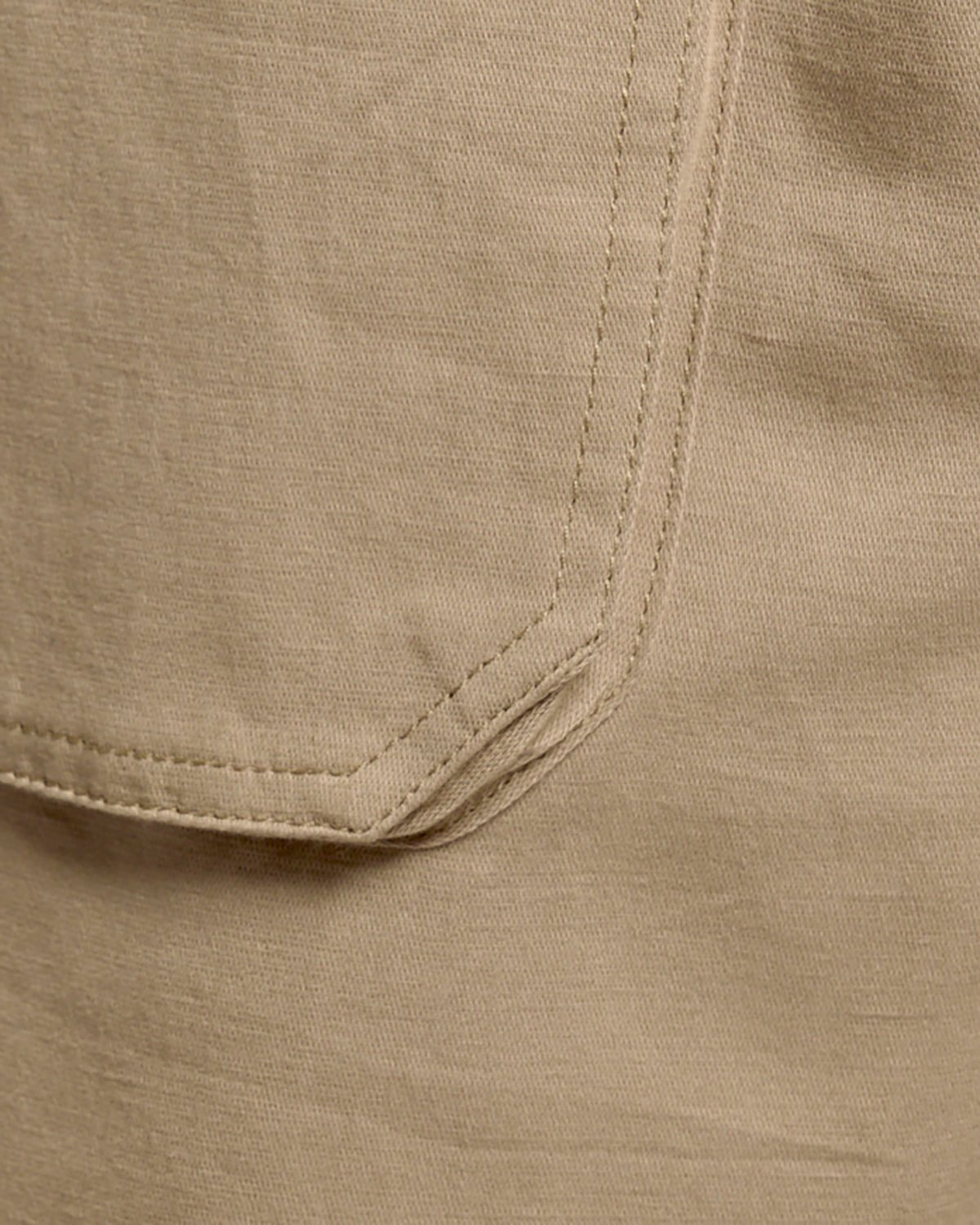 Uomo con pantaloncini in misto lino color Lint