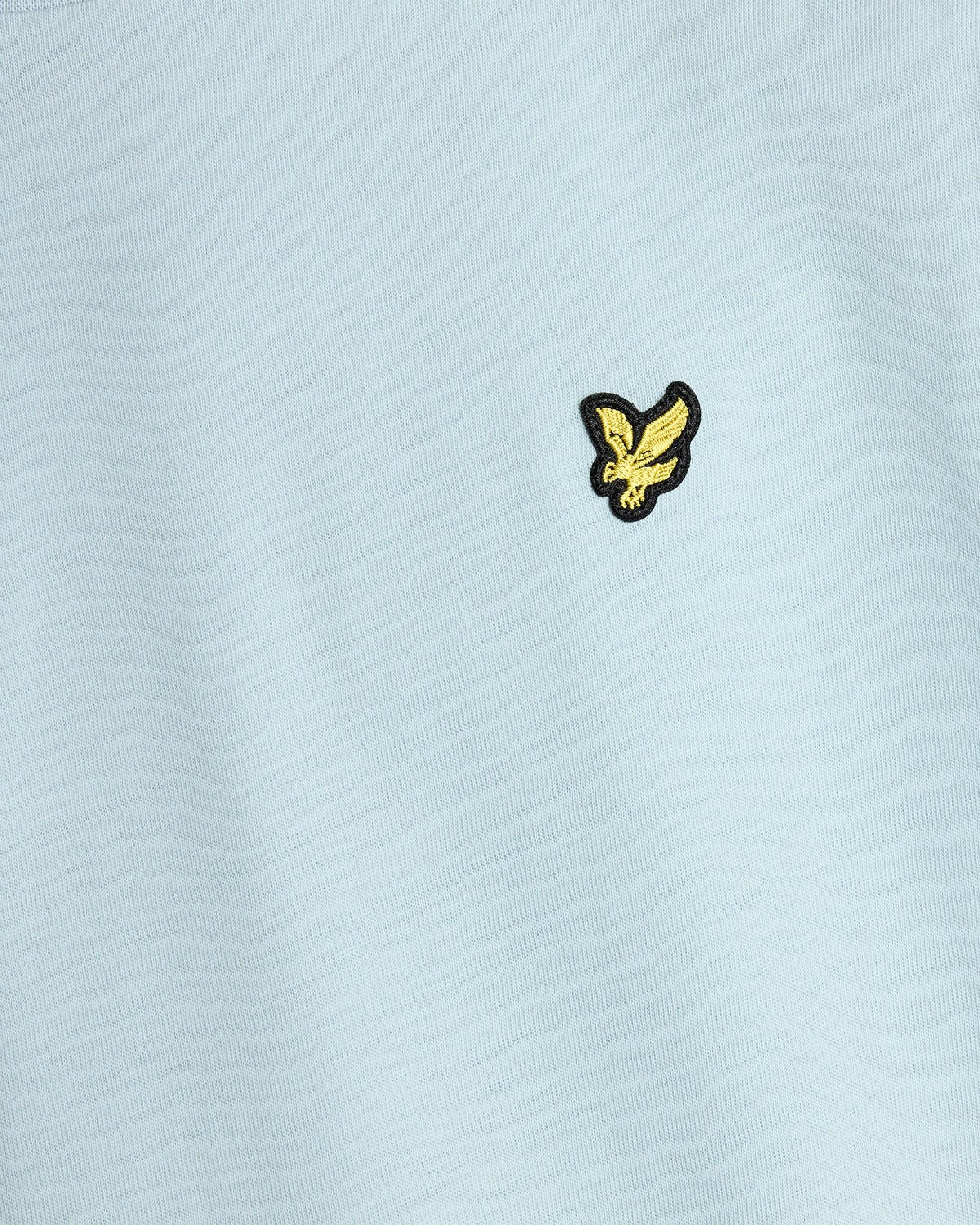 Homme portant un t-shirt à col rond en coton bleu opale