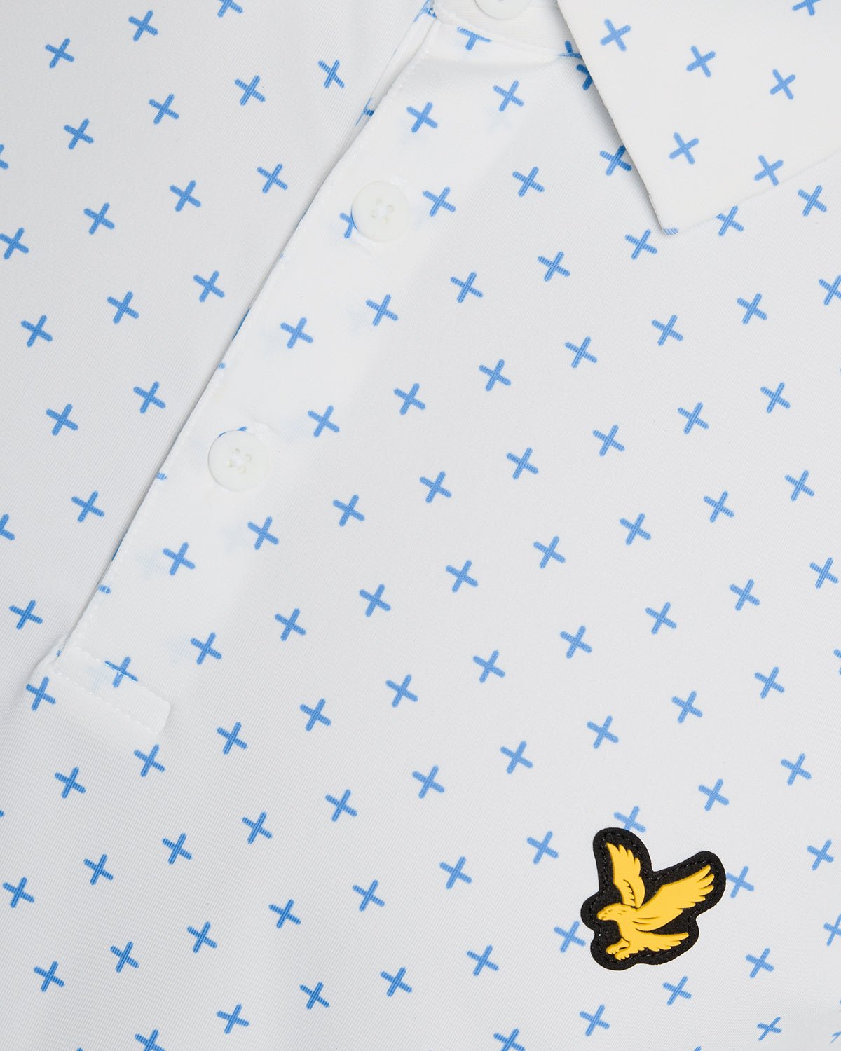 Un homme porte un polo blanc à motif croix