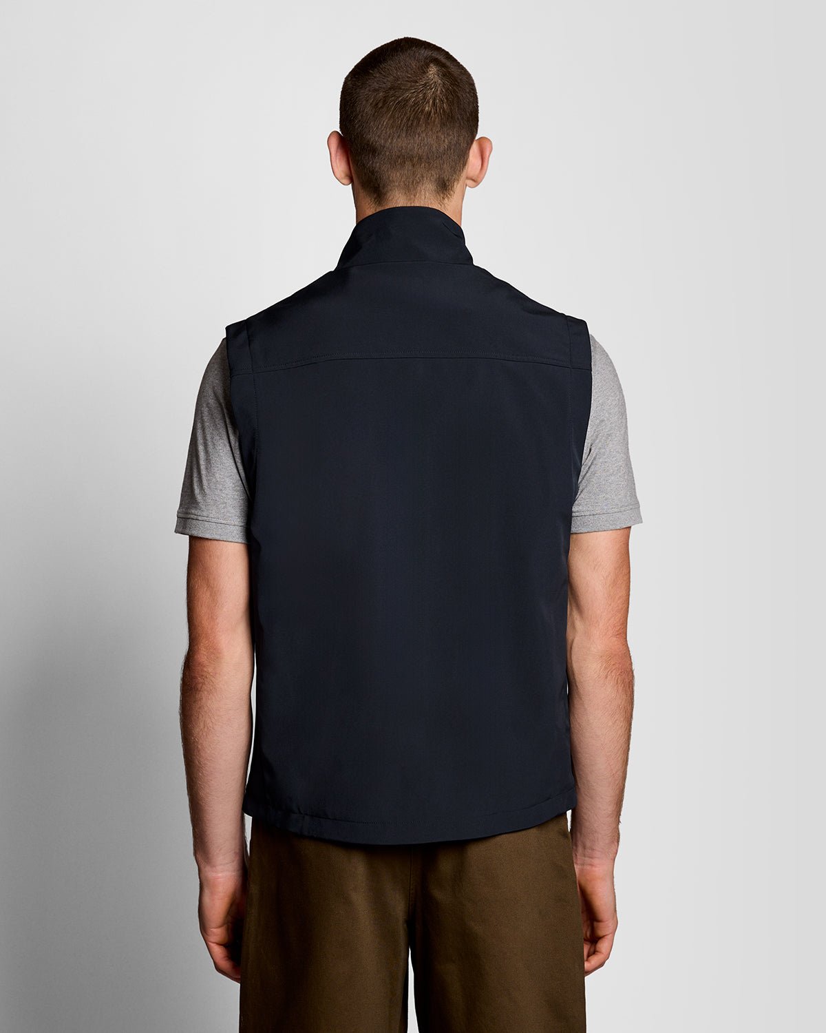 Homme portant un gilet softshell à dos en maille, bleu marine foncé