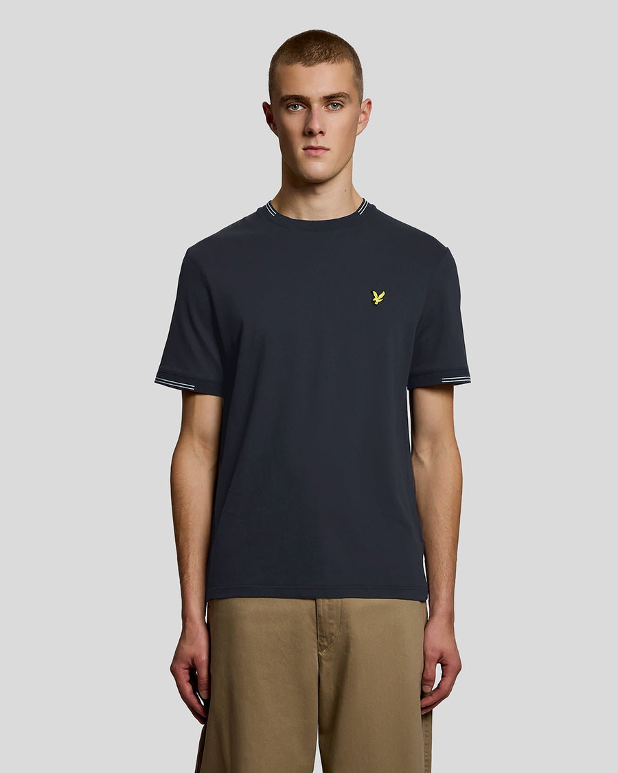 Homme portant un t-shirt en coton fin à bords contrastés, bleu marine foncé/bleu craie