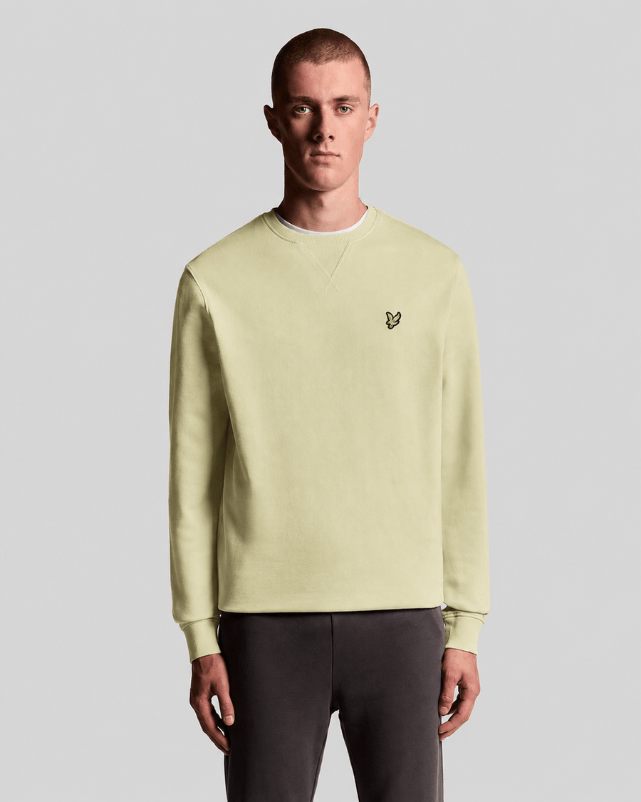 Homme portant un sweat-shirt à col rond en coton, couleur vert herbe