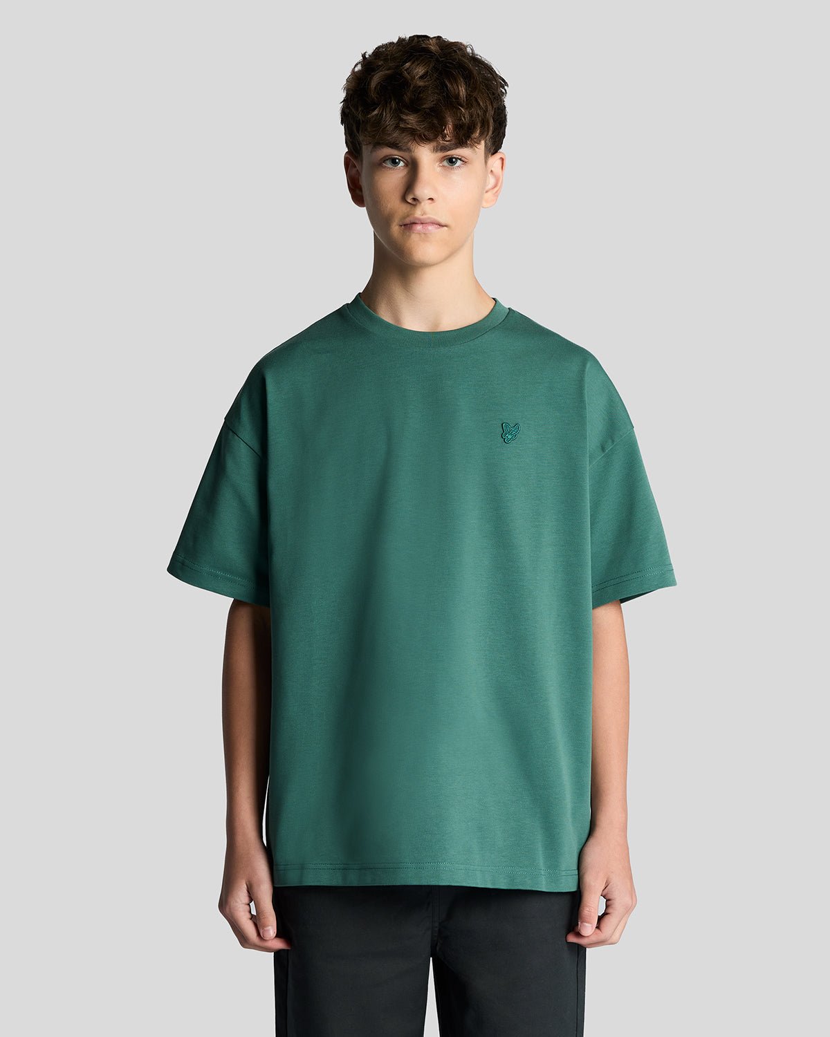 Un homme porte un t-shirt ample épais de couleur Everglade