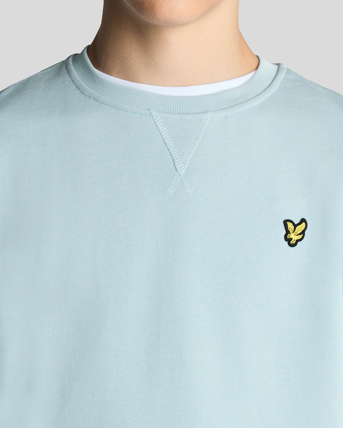 Homme portant un sweat-shirt à col rond en coton bleu opale
