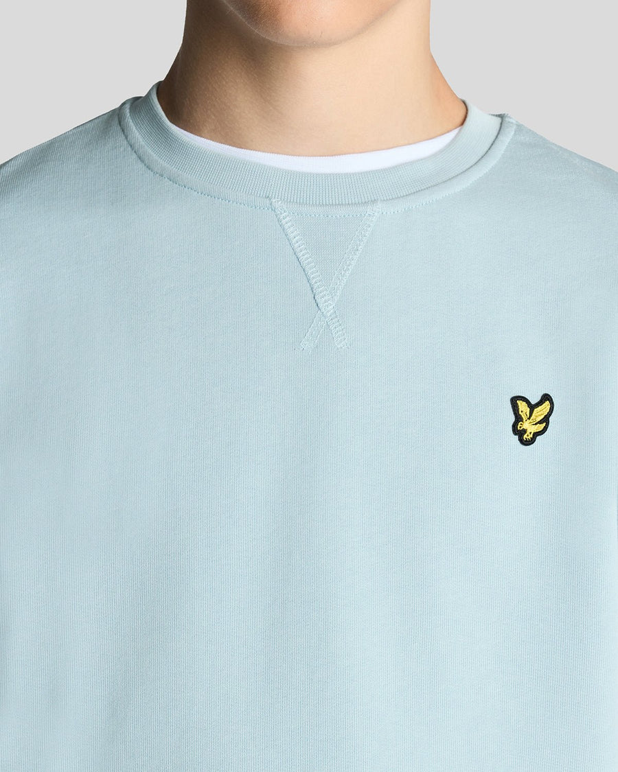 Homme portant un sweat-shirt à col rond en coton bleu opale
