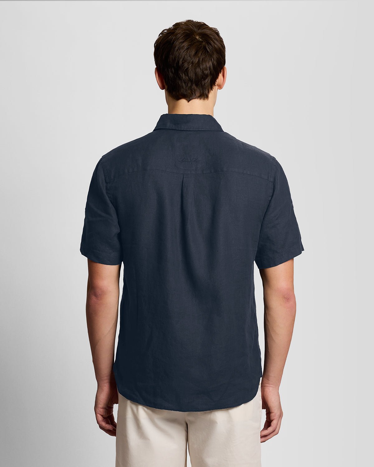 Un homme porte une chemise en lin à manches courtes couleur carbone