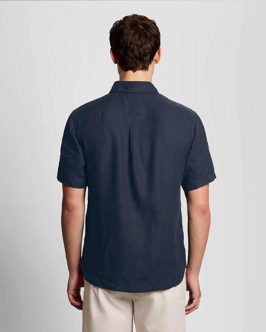 Un homme porte une chemise en lin à manches courtes couleur carbone