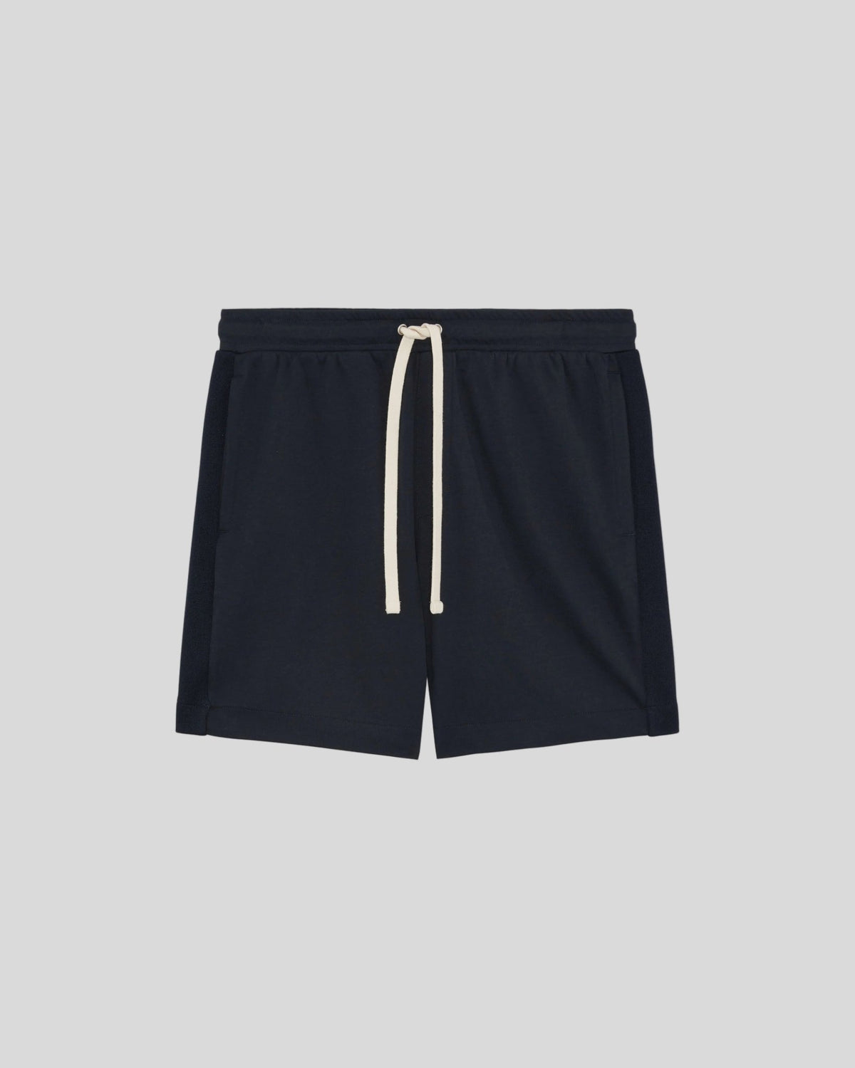 Un homme porte un short de survêtement Interlock bleu marine foncé