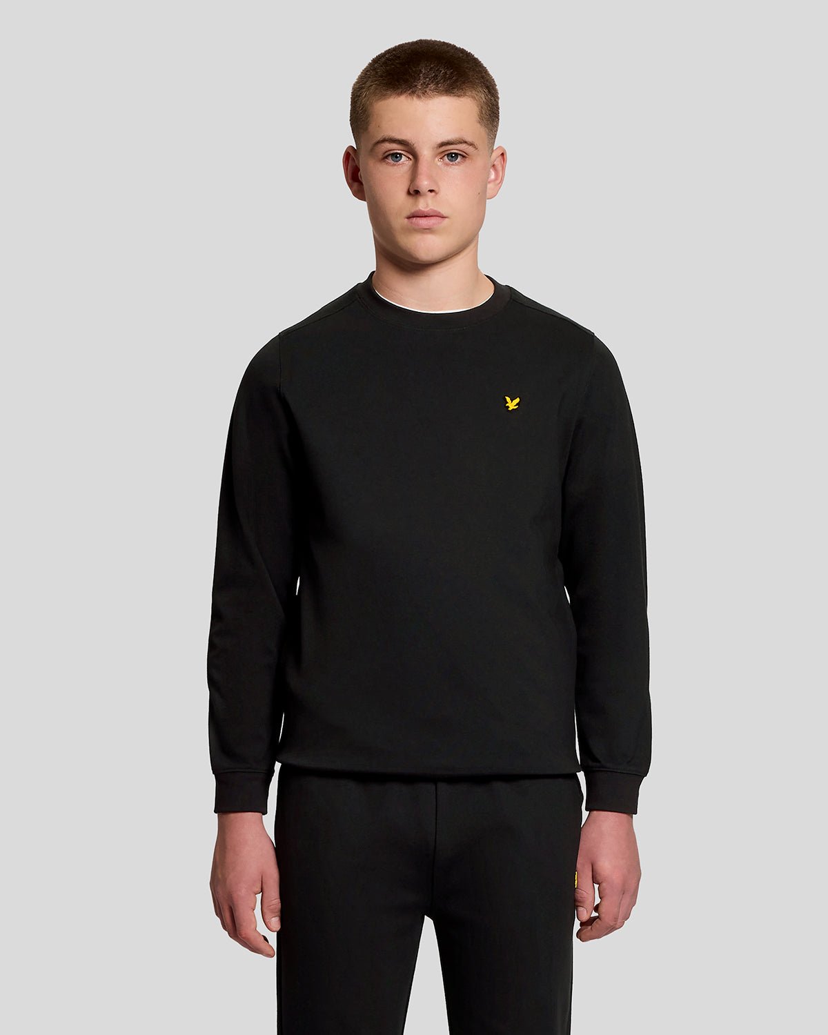 Homme portant un sweat-shirt léger de sport noir de jais
