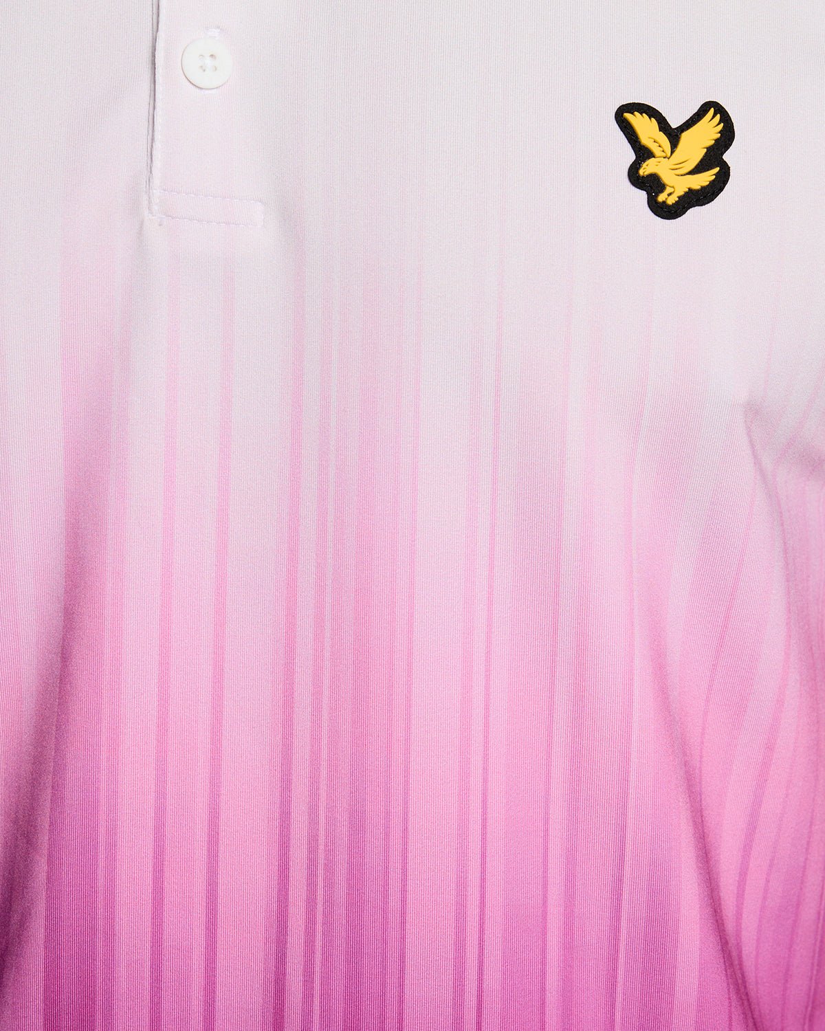 Un homme porte un polo dégradé de couleur TECHNO PURPLE