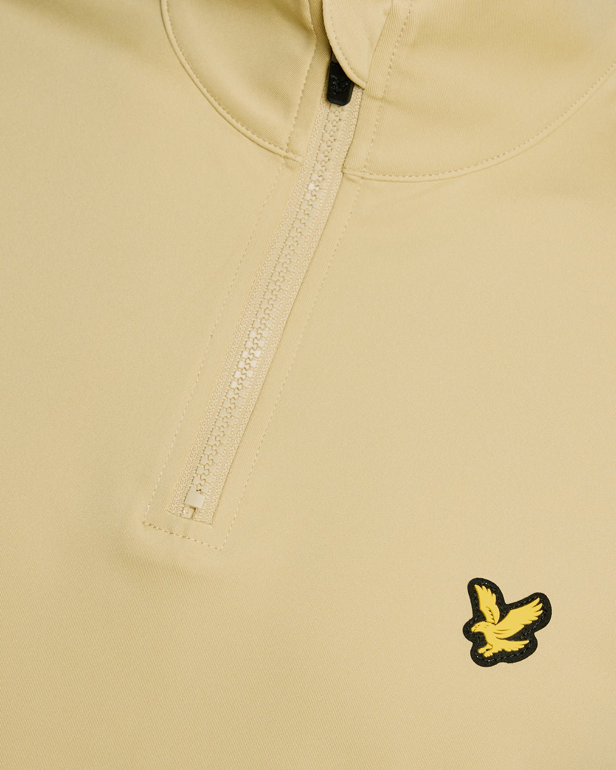 Hombre con la prenda intermedia Performance 1/4 Zip en color Mojave
