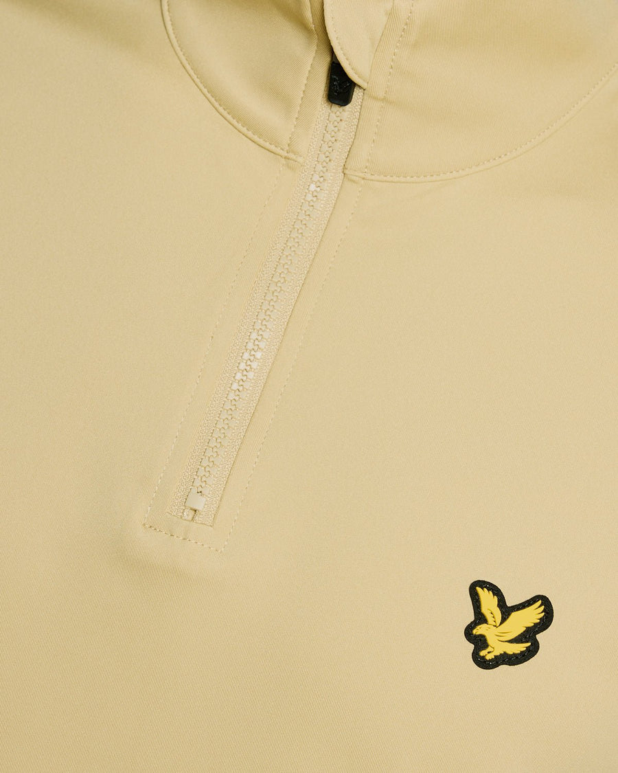 Hombre con la prenda intermedia Performance 1/4 Zip en color Mojave