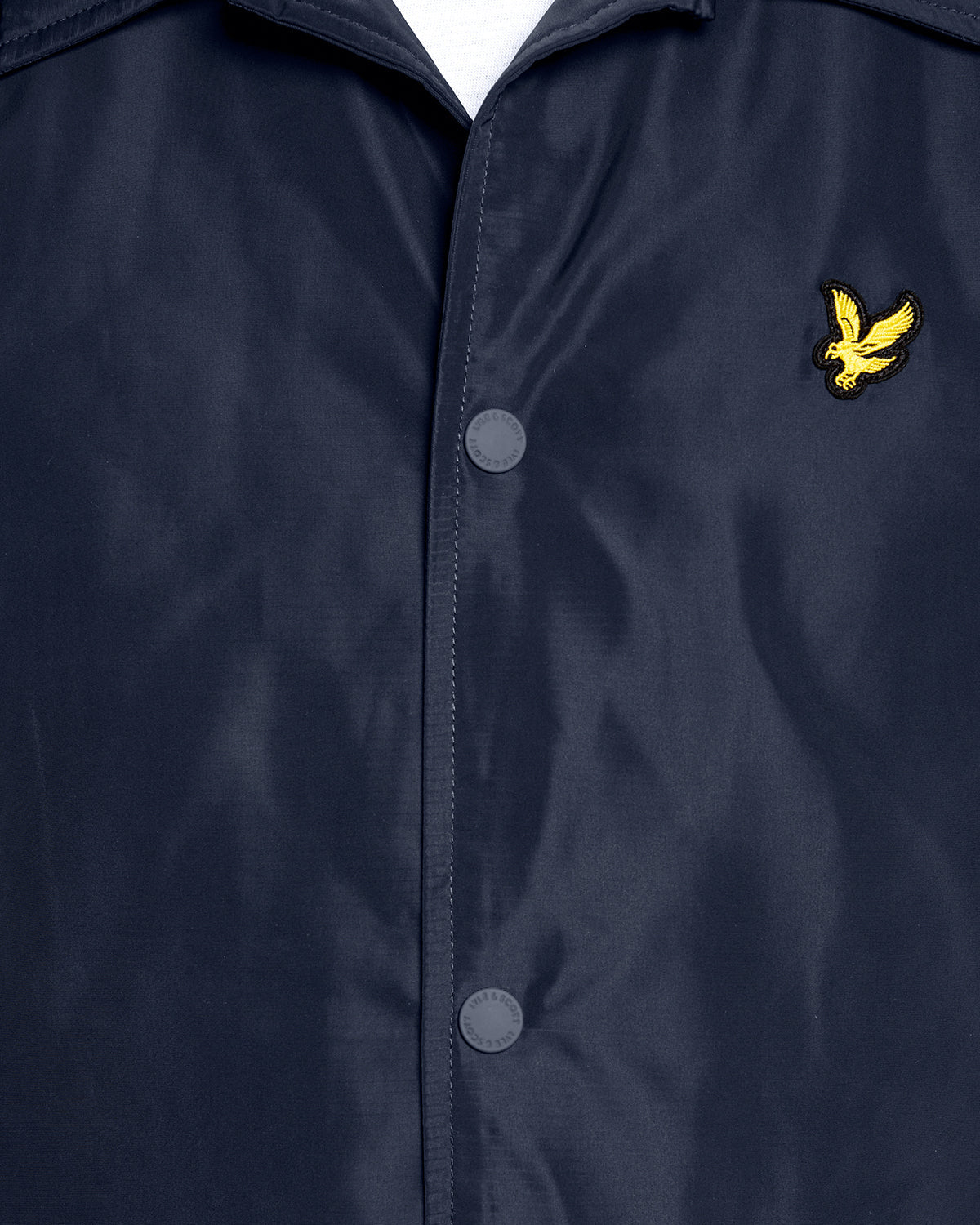 Homme portant une veste Coach légère bleu marine foncé