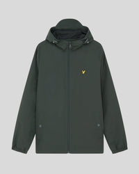 Hombre con chaqueta con capucha resistente al agua en color gris plomizo