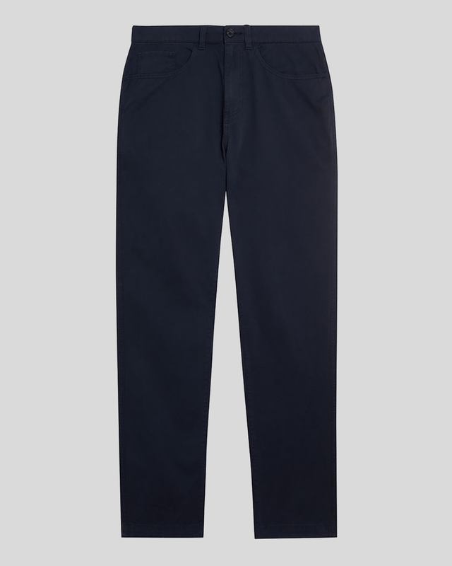 Homme portant un pantalon chino à cinq poches bleu marine foncé