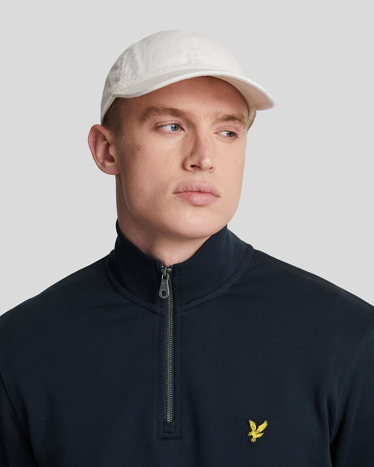 Homme portant un sweat-shirt en coton bouclé à fermeture éclair 1/4, couleur bleu marine foncé