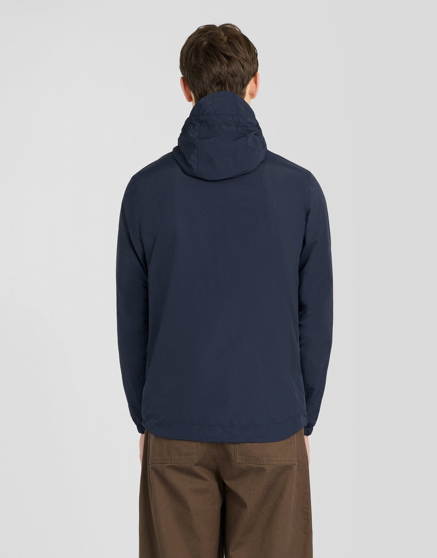 Chaqueta impermeable con cremallera en contraste para hombre, en azul marino oscuro y blanco