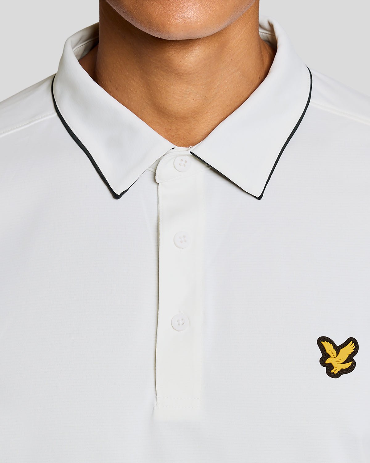 Homme portant un polo à col contrasté blanc