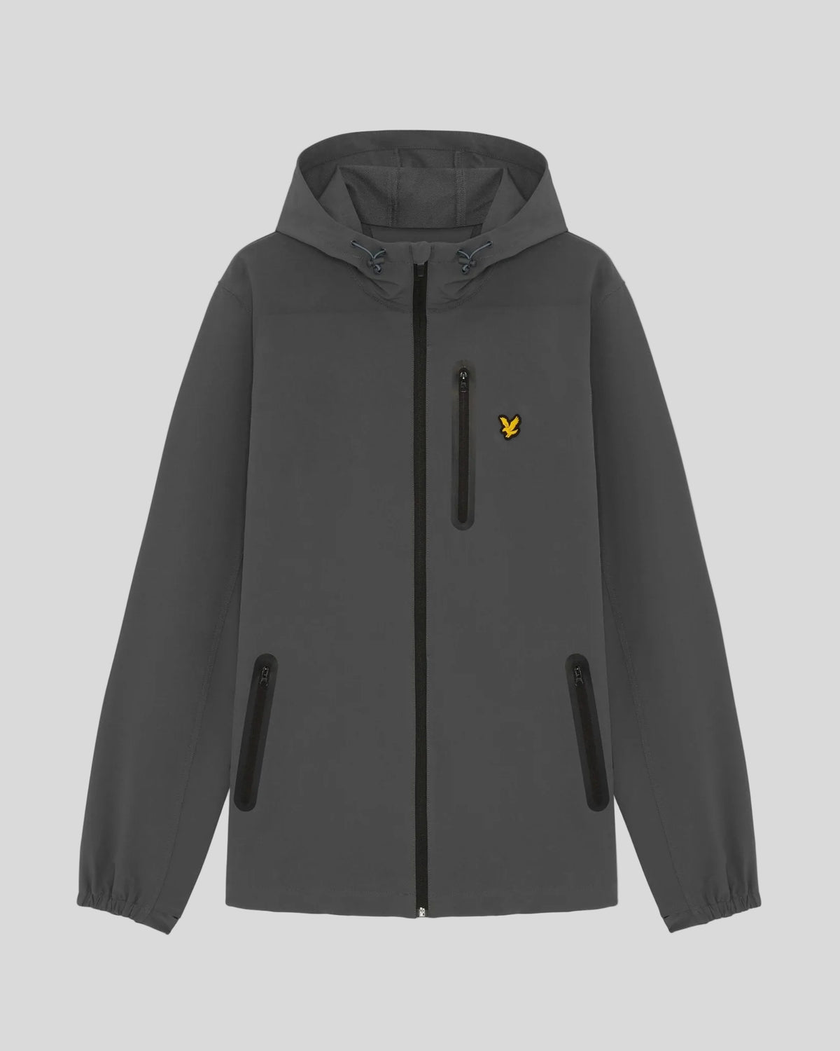 Un homme porte une veste de sport imperméable à capuche dans « Turbulence »