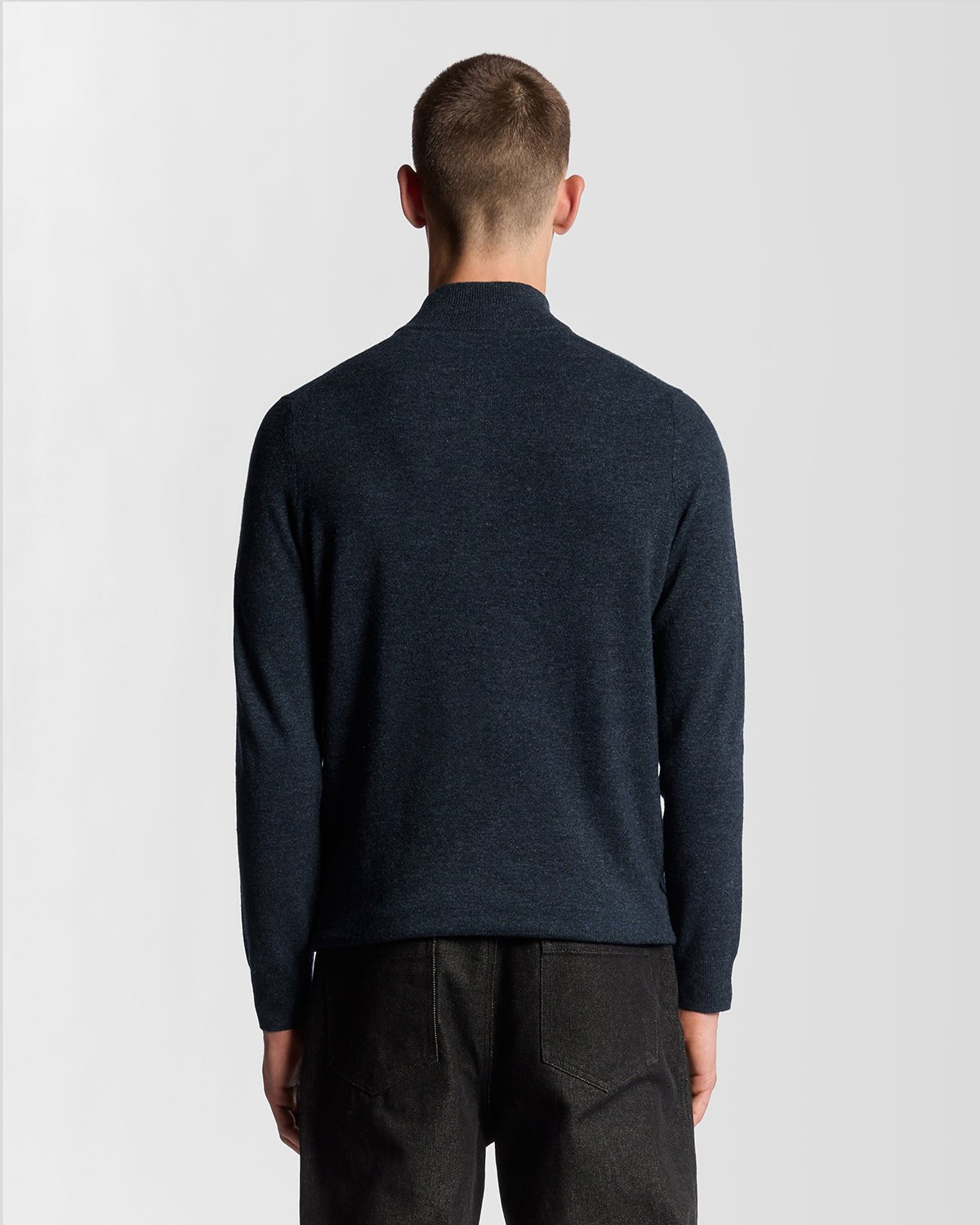 Homme portant un pull à fermeture éclair 1/4 en laine d'agneau mélangée, couleur bleu marine foncé chiné