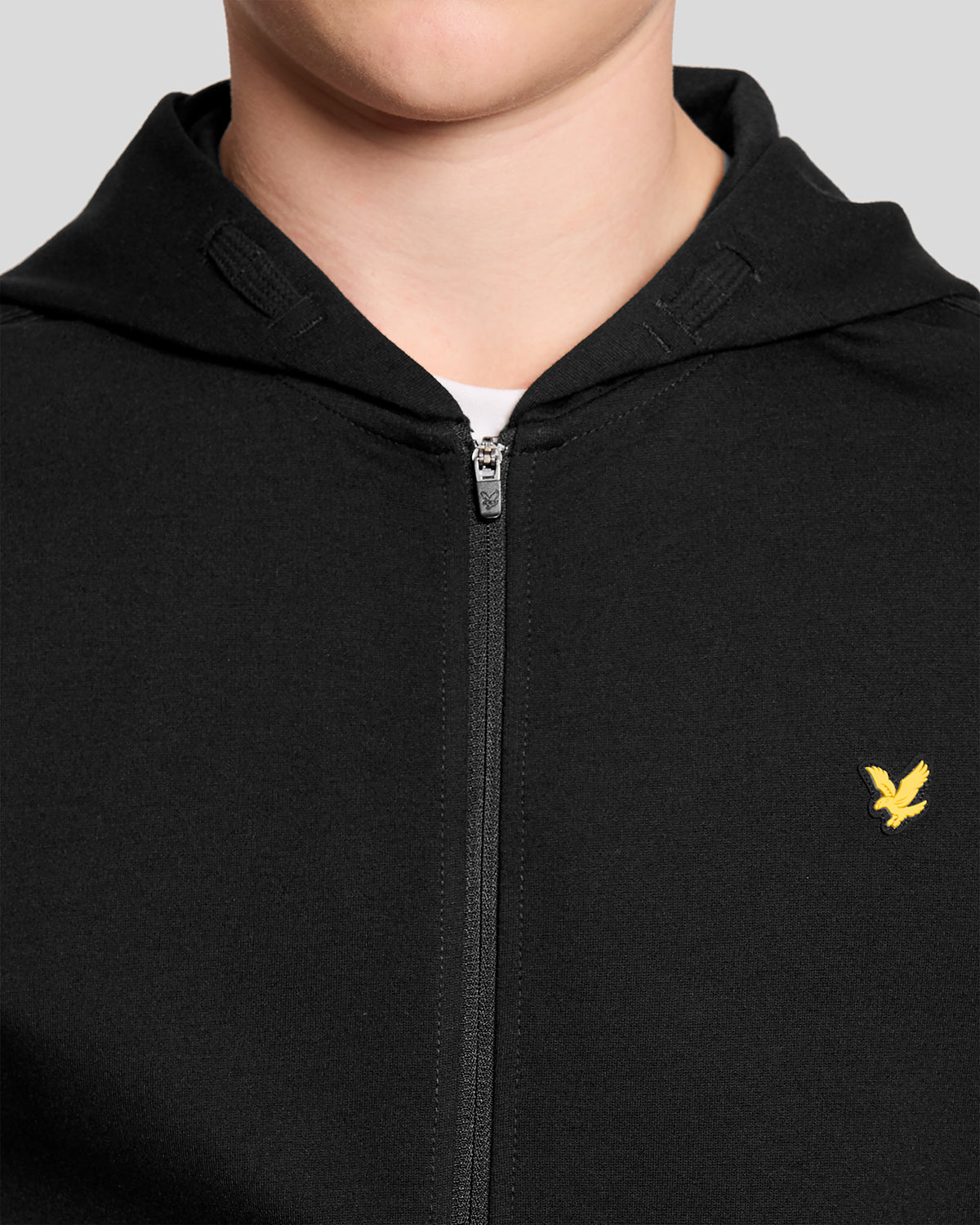 Hombre con sudadera con capucha deportiva ligera en negro azabache