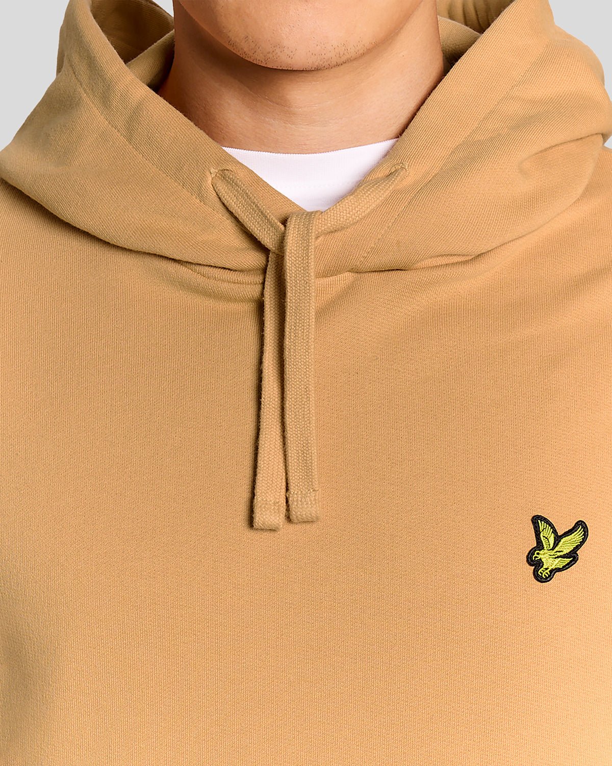 Un homme porte un sweat à capuche en coton Loopback, motif nid d'abeille