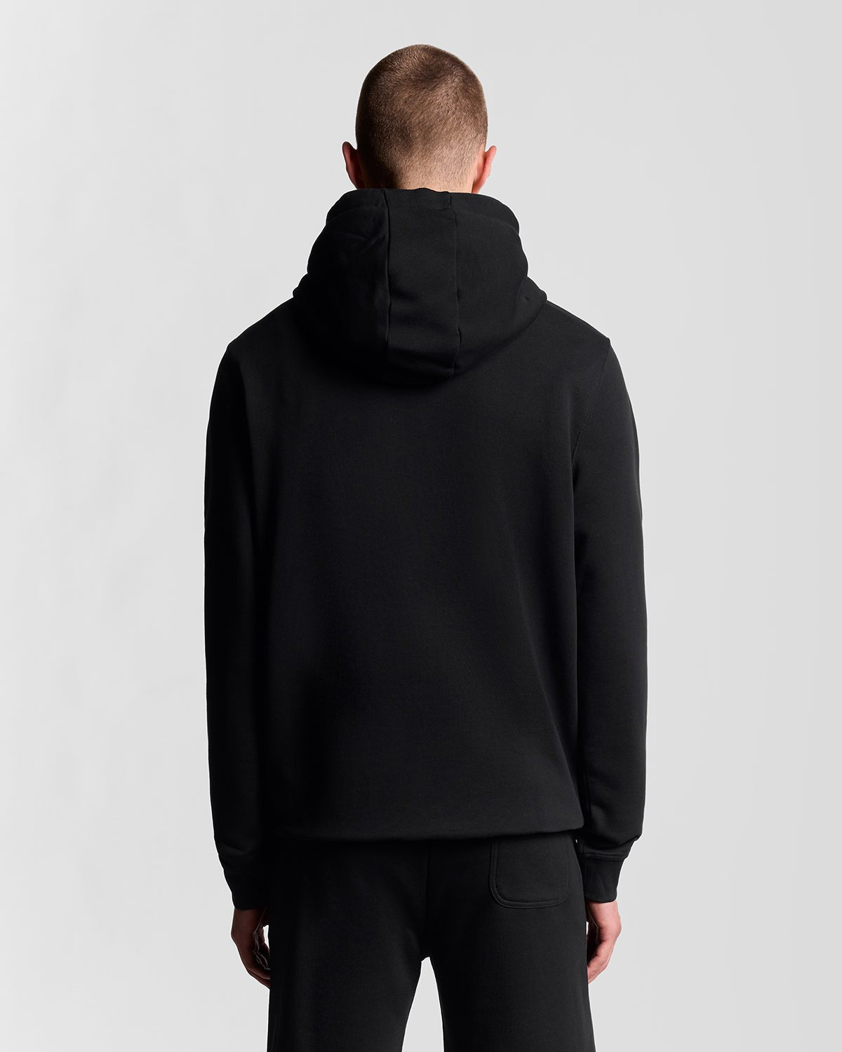 Man draagt een Loopback katoenen hoodie in Jet Black