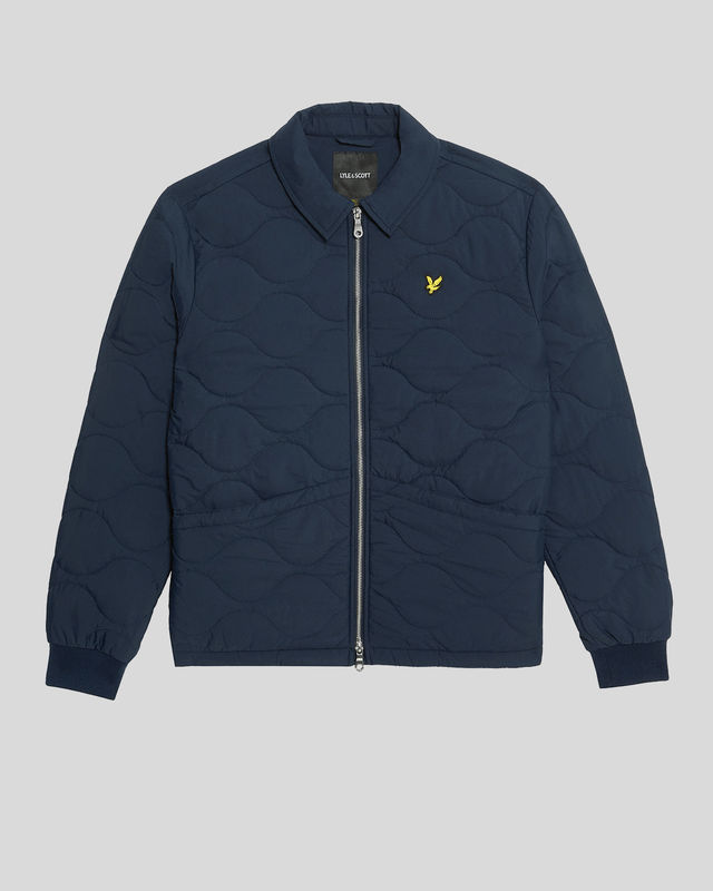 Homme portant une veste matelassée ripstop imperméable, bleu marine foncé