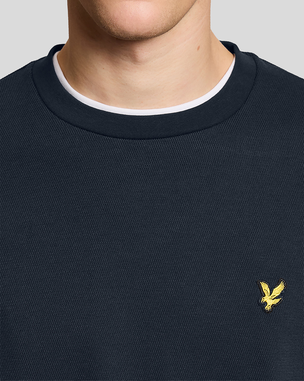 Homme portant un sweat-shirt à col rond en jacquard gaufré, bleu marine foncé