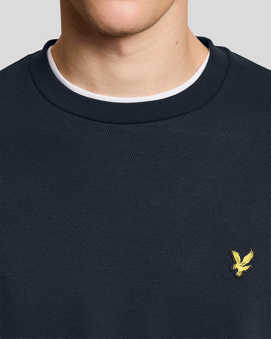 Homme portant un sweat-shirt à col rond en jacquard gaufré, bleu marine foncé