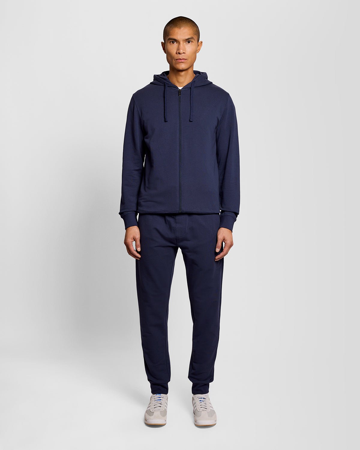 Uomo con pantaloni da jogging da salotto leggeri in blu navy