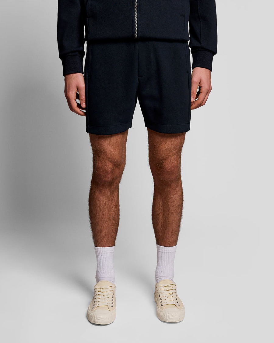 Homme portant un short de survêtement en coton mélangé, bleu marine foncé