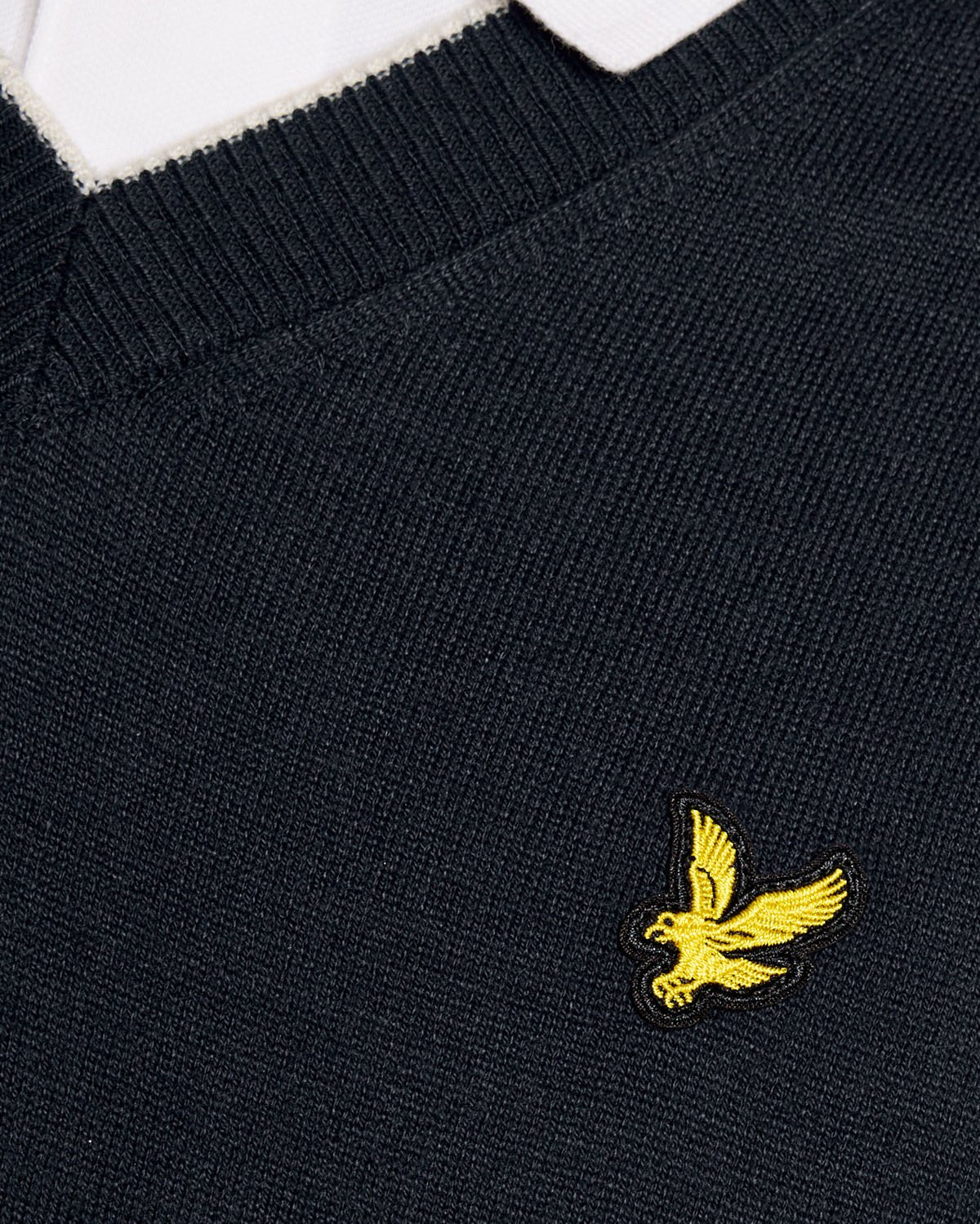 Homme portant un gilet léger en maille à col en V, bleu marine foncé