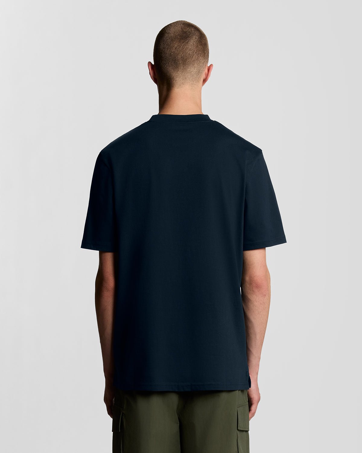 Uomo con maglietta oversize in cotone a girocollo blu scuro