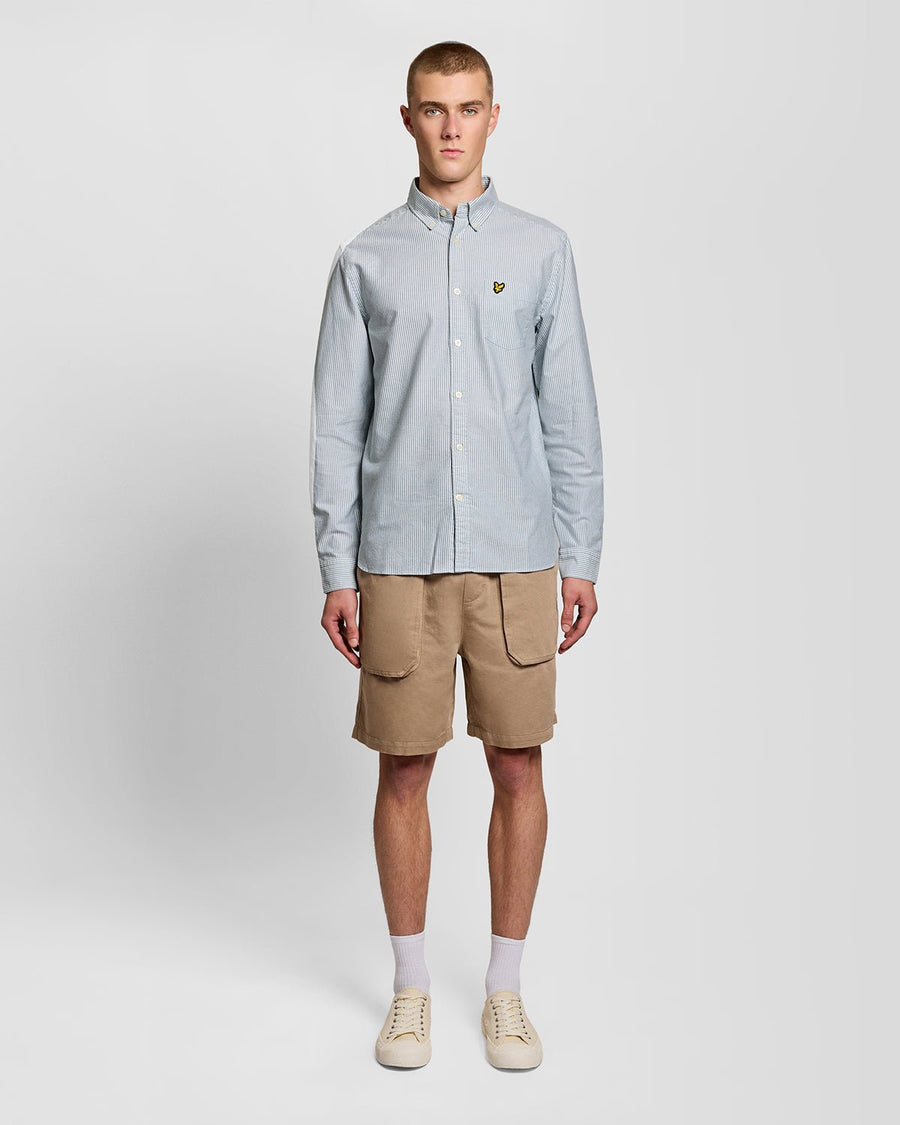 Homme portant une chemise Oxford à rayures, couleur Everglade/Blanc