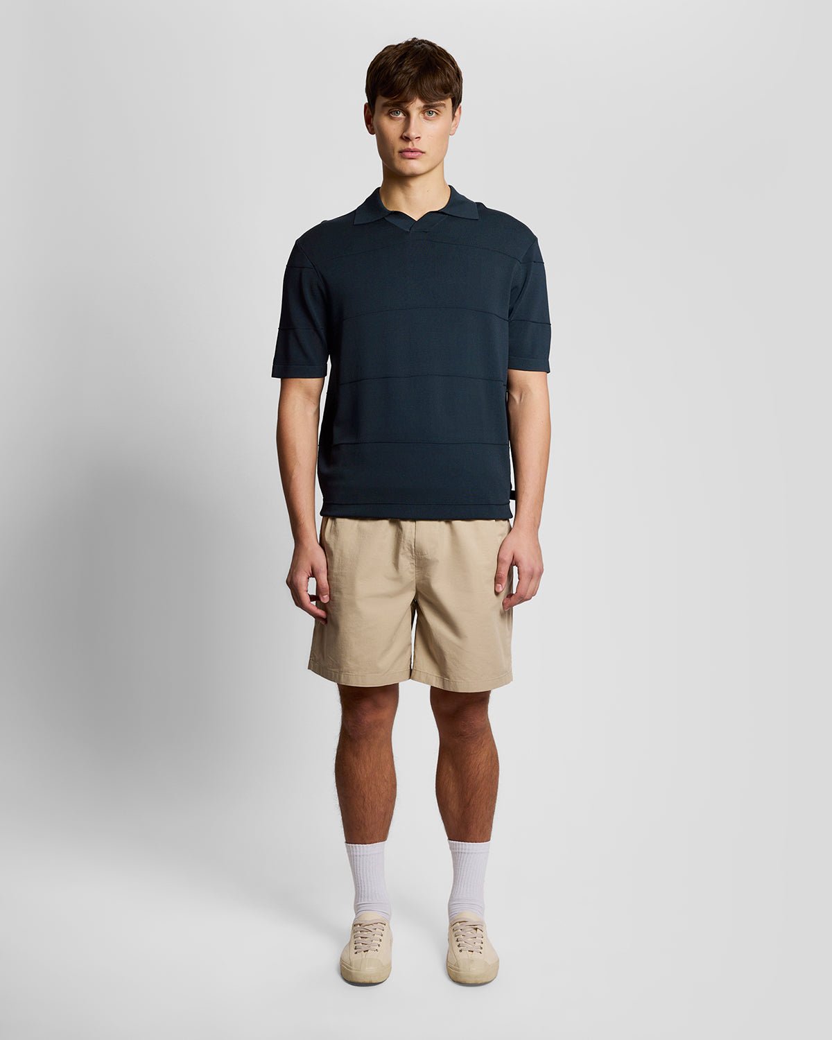 Polo à col ouvert en maille fine, couleur carbone