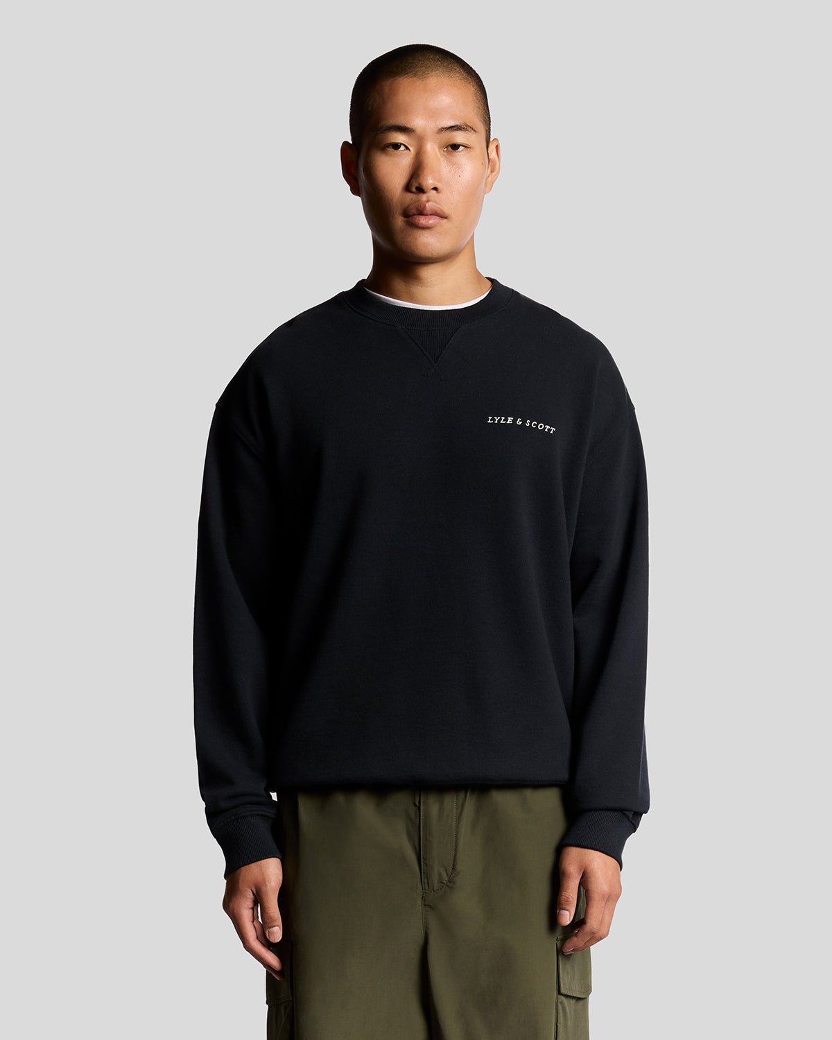 Homme portant un sweat-shirt en molleton Script Brushback bleu marine foncé