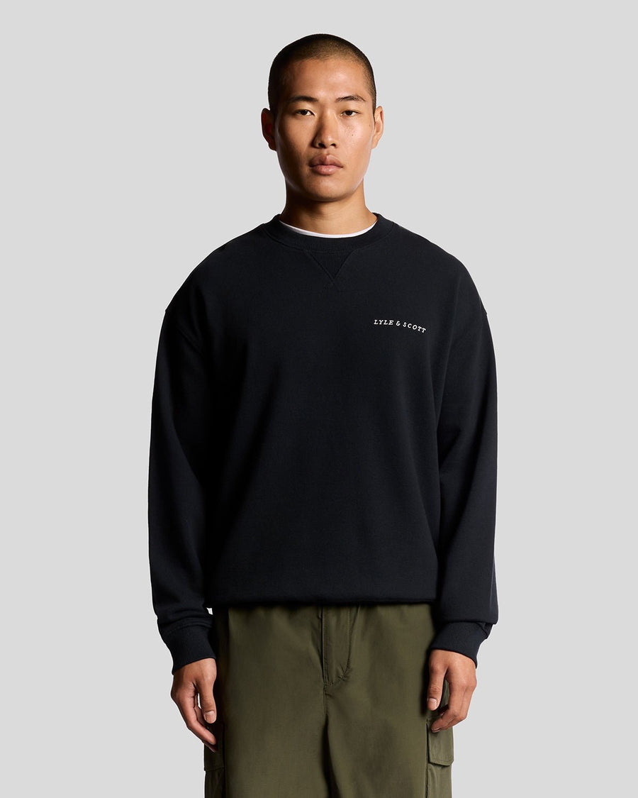 Homme portant un sweat-shirt en molleton Script Brushback bleu marine foncé