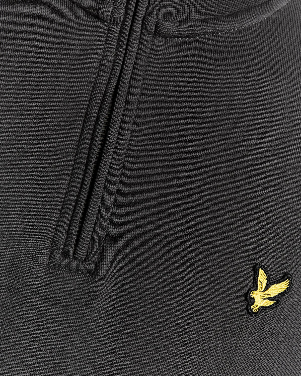 Homme portant un sweat-shirt à fermeture éclair 1/4 en coton bouclé, couleur gris métallisé
