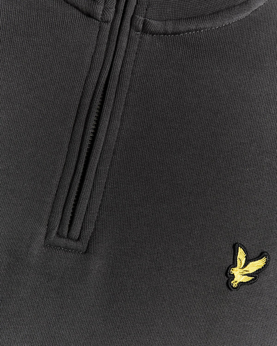 Homme portant un sweat-shirt à fermeture éclair 1/4 en coton bouclé, couleur gris métallisé