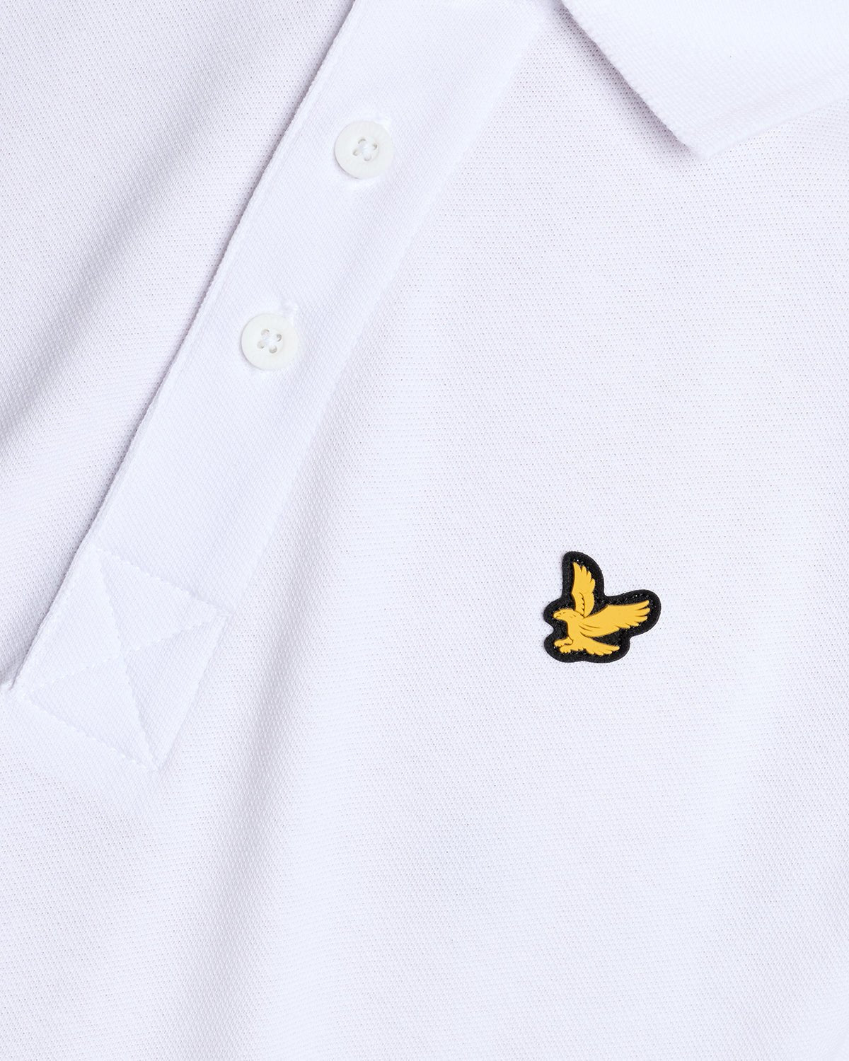 Un homme porte un polo de sport blanc