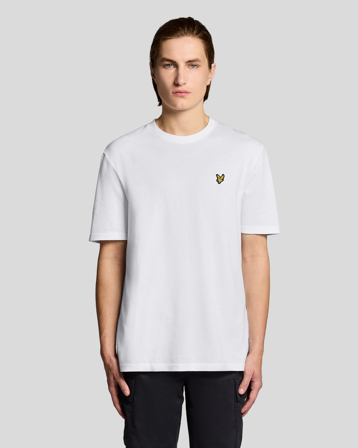 Homme portant un t-shirt jacquard texturé blanc