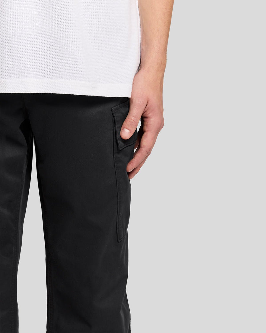 Uomo con pantaloni cargo con risvolto in nero corvino