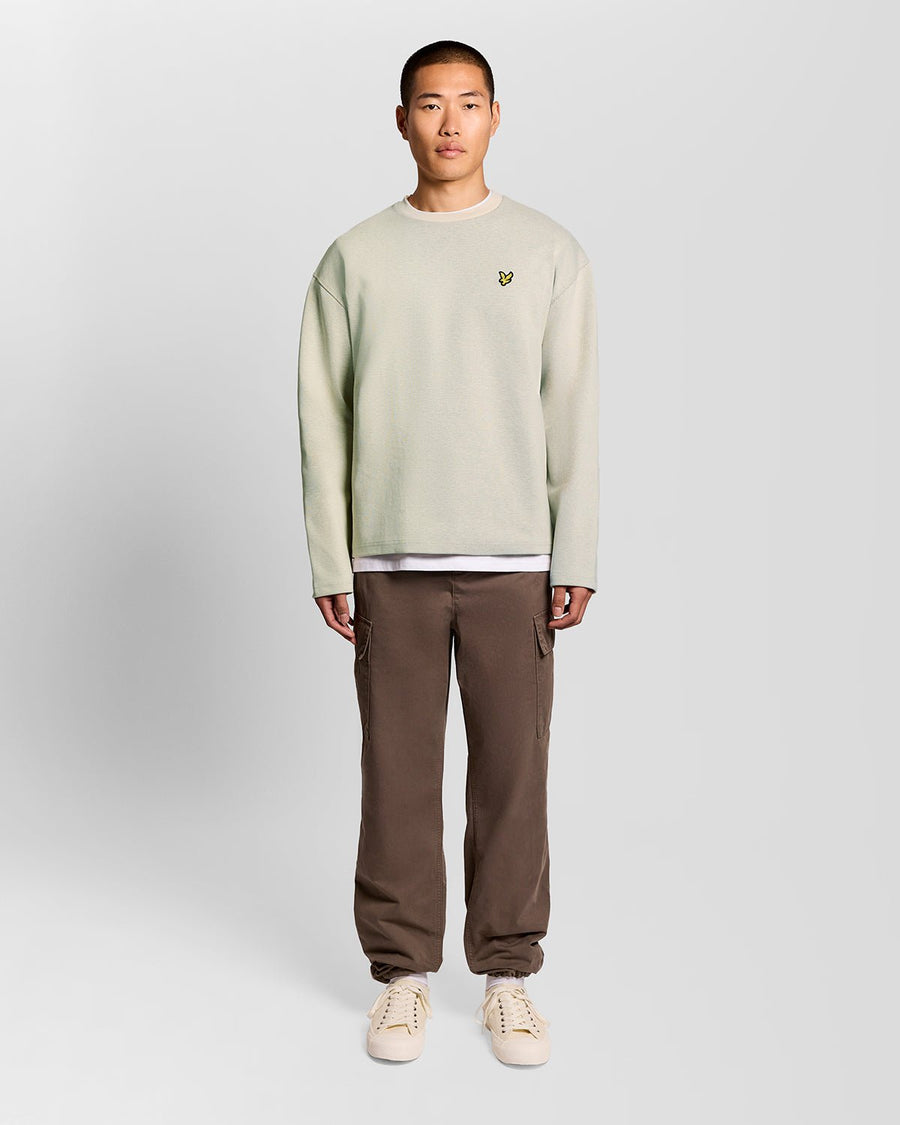 Hombre con sudadera de cuello redondo con jacquard en relieve en color gris claro